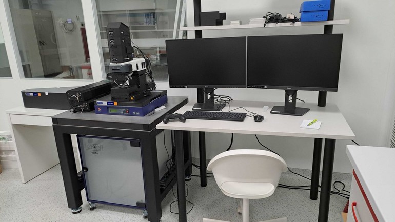 Raman spectrometer integrated with atomic force microscope