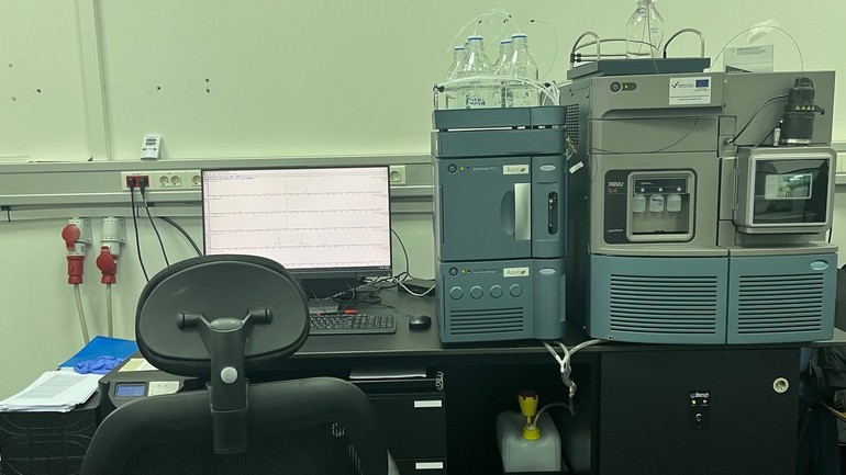 Spregnuti sustav tekućinske kromatografije i tandemne spektrometrije masa XEVO TQ-XS